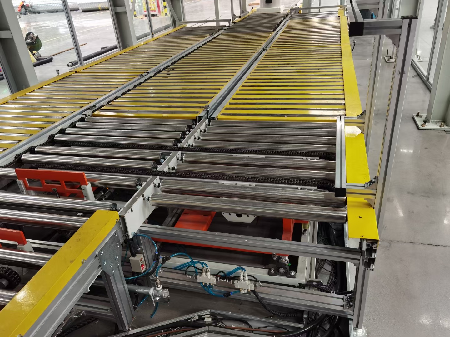 移栽滾筒輸送機(jī)，青島樂(lè)途行工業(yè)設(shè)備有限公司